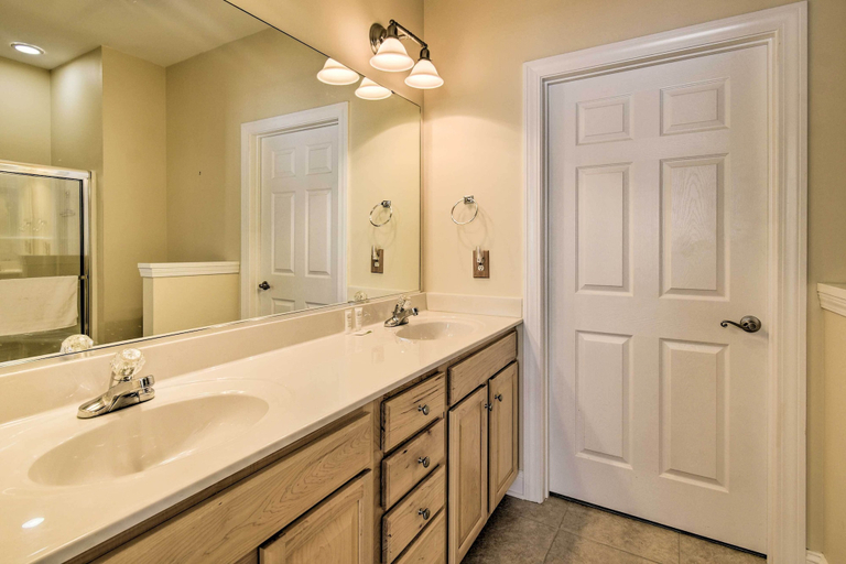 Bathroom 4, Stunning Sunset Beach Condo: 3 Mi to Beach!, Brunswick