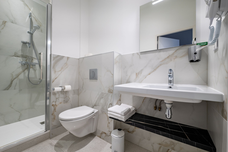 Bathroom, Corner Set, Maine-et-Loire