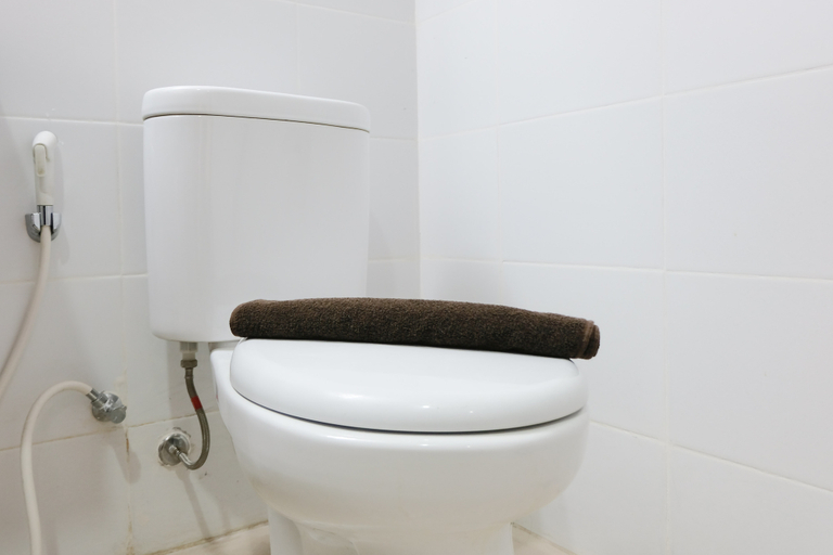 Bathroom 5, Good Deal Studio Room at Beverly Dago Apartment By Travelio, Bandung