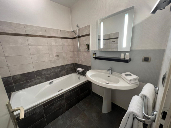 Bathroom 4, Logis Hotel-Restaurant Saint Romain, Rhône