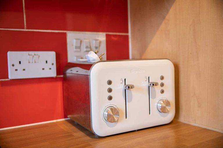 Others 5, Central 2 Bed Apartment with Parking by CozyNest, Reading