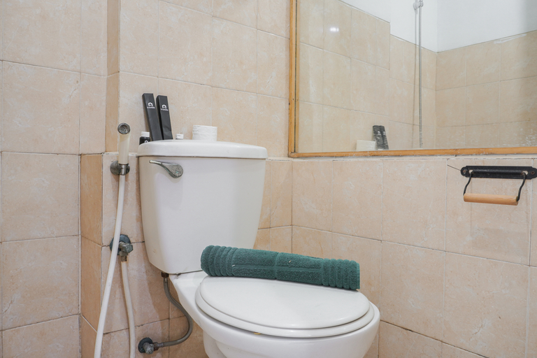 Bathroom 5, Minimalist and Comfort Studio at Green Park View Apartment By Travelio, Jakarta Barat