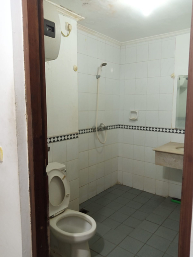 Bathroom, Studio Room at Condominium Carita Utara by Sri, Serang