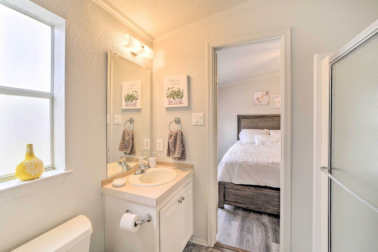 Bathroom, Eufaula Escape w/ Deck - Steps to Lake!, McIntosh