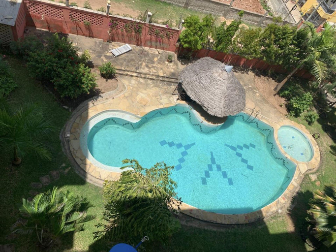 Pool, 4 Bed Flat - Sleeps 8 - Pets - Pool - Parking, Kisauni