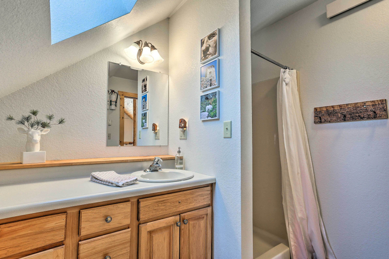 Bathroom 4, Black Hills Cabin ~ 2 Mi to Terry Peak!, Lawrence