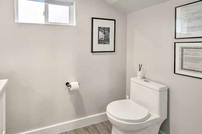 Bathroom 4, Chic Lincoln City Retreat on Oregon Coast, Lincoln