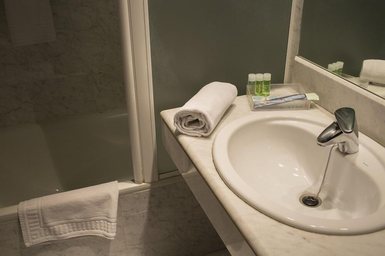 Bathroom 5, Hotel Delta, Navarra