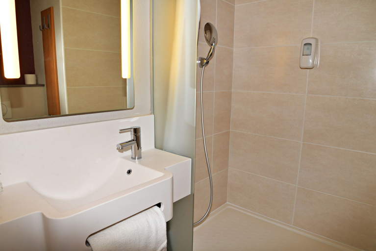 Bathroom 4, B&B HOTEL Alès - Pôle Mécanique, Gard