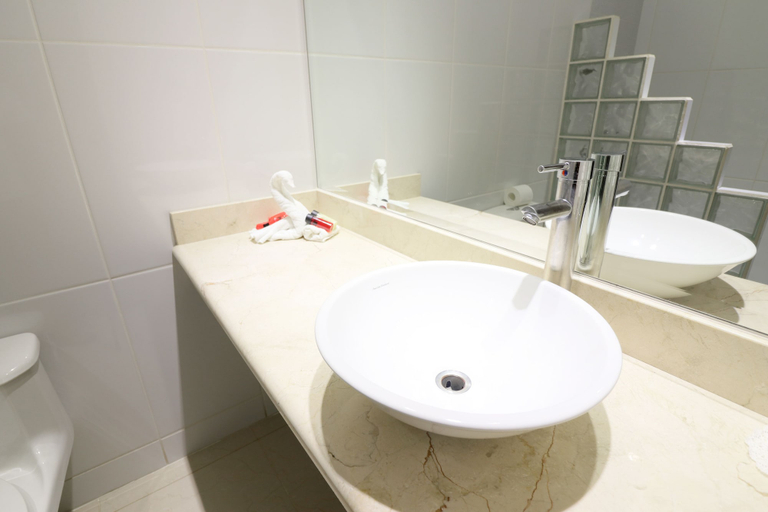 Bathroom 3, Karahe Beach Hotel, Aguirre