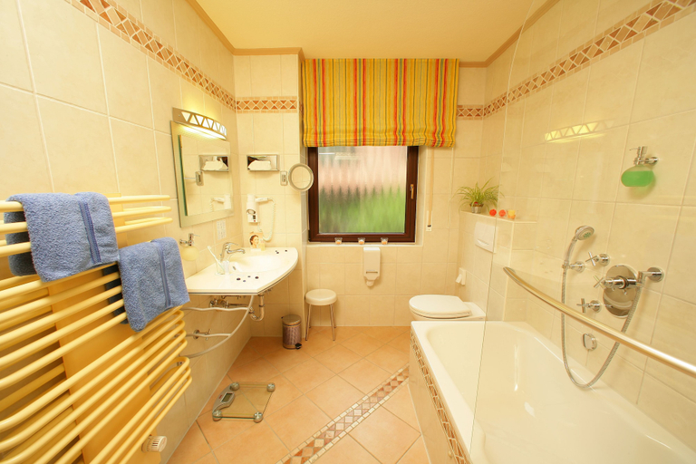 Bathroom 3, Ringhotel Reubel Nuernberg-Zirndorf, Fürth