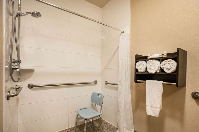 Bathroom 4, La Quinta Inn & Suites by Wyndham Eugene, Lane