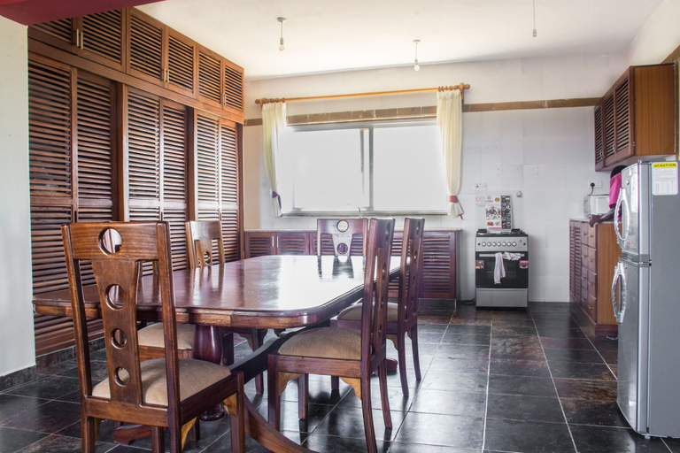 Dining 2, 4 Bed Flat - Sleeps 8 - Pets - Pool - Parking, Kisauni