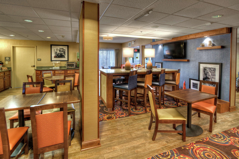 Food & Drinks 5, Hampton Inn Jonesville/Elkin, Yadkin