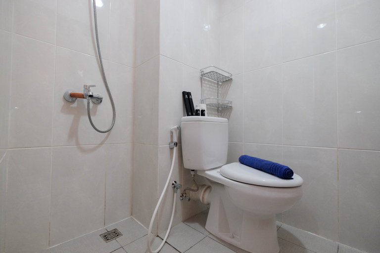 Bathroom 5, Fancy and Nice Studio at Evenciio Margonda Apartment By Travelio, Depok