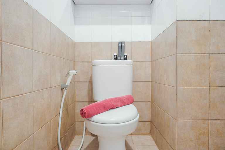 Bathroom 2, Comfort 2BR at Green Pramuka City Apartment By Travelio, Jakarta Pusat