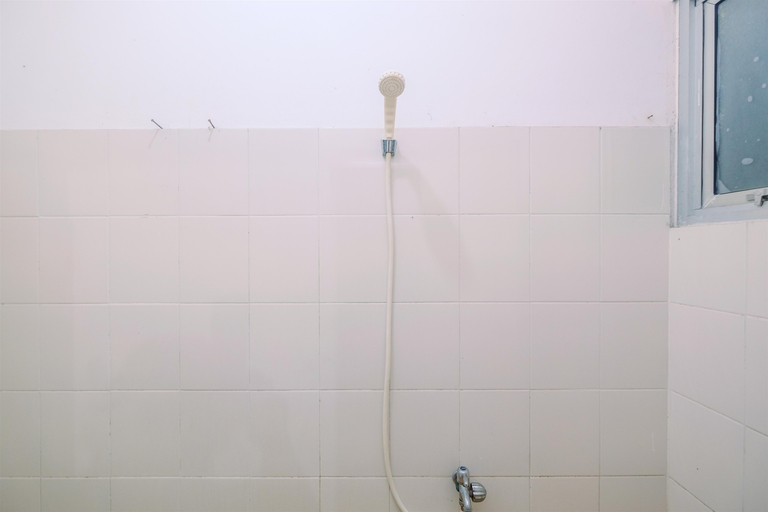 Bathroom 5, Spacious and Nice 2BR at Pancoran Riverside Apartment By Travelio, Jakarta Selatan
