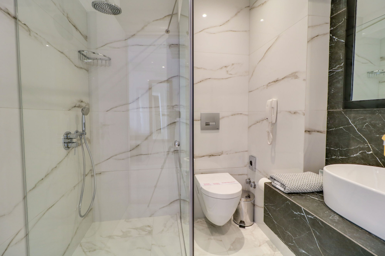 Bathroom 5, Palace Hotel, Attica