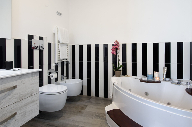 Bathroom 5, Les Suites des Tout le Monde, Napoli