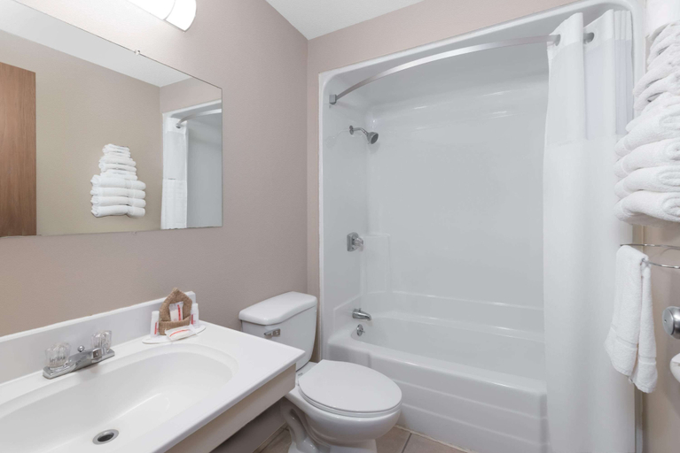 Bathroom 3, Super 8 by Wyndham Bowman, Bowman