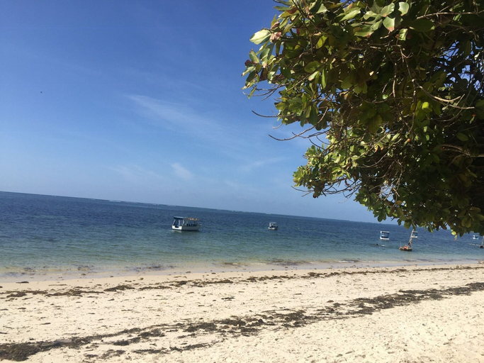 Beach, 4 Bed Flat - Sleeps 8 - Pets - Pool - Parking, Kisauni