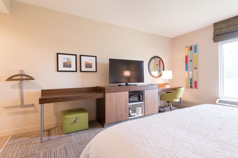 Bedroom 4, Hampton Inn & Suites Fayetteville, Cumberland