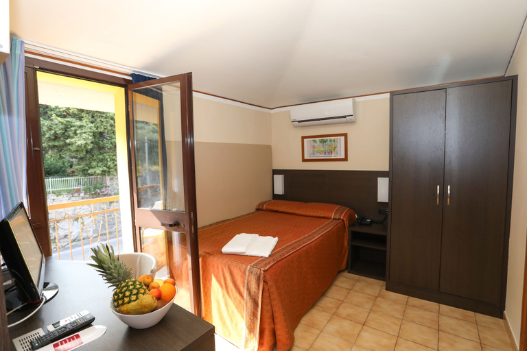 Bedroom 3, Taki Village Hotel, Verona