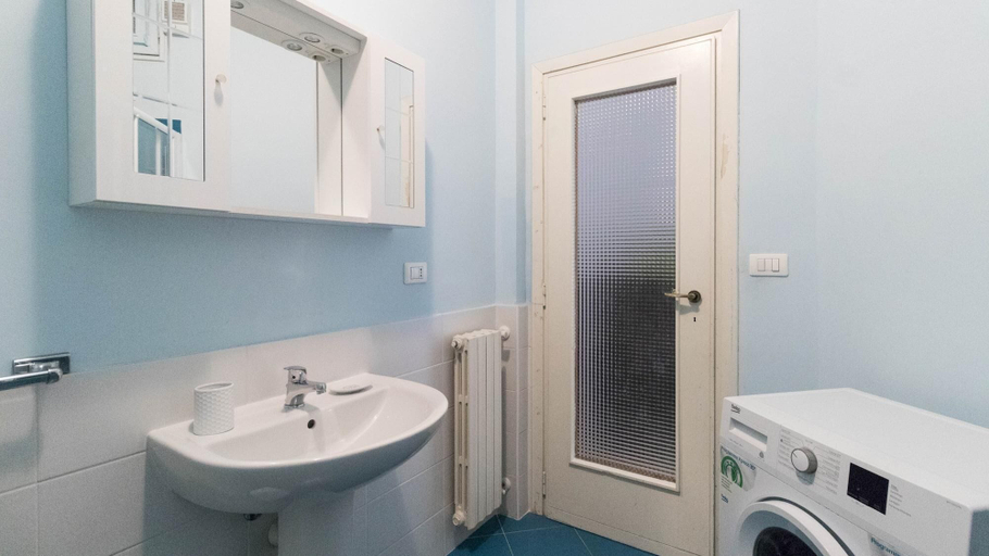 Bathroom 5, Sant Erasmo 3 - 23, Imperia
