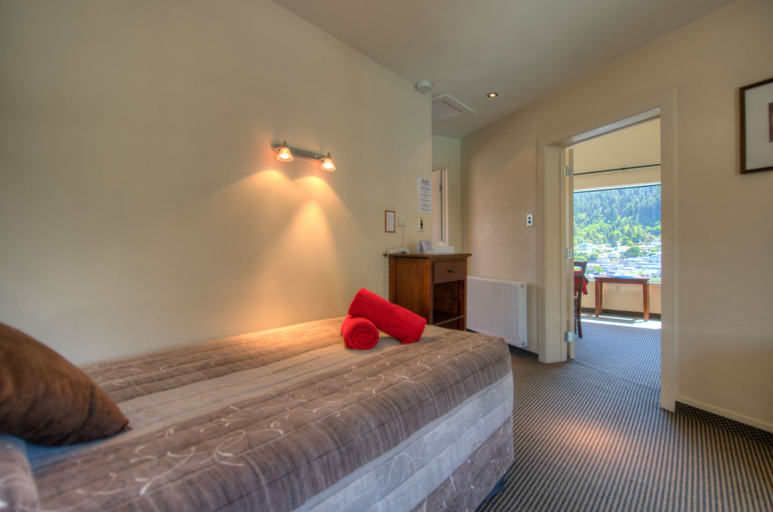 Bedroom 2, Four Seasons Motel, Queenstown-Lakes