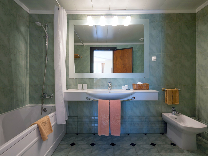Bathroom 5, Baia Madeira Hotel, Machico