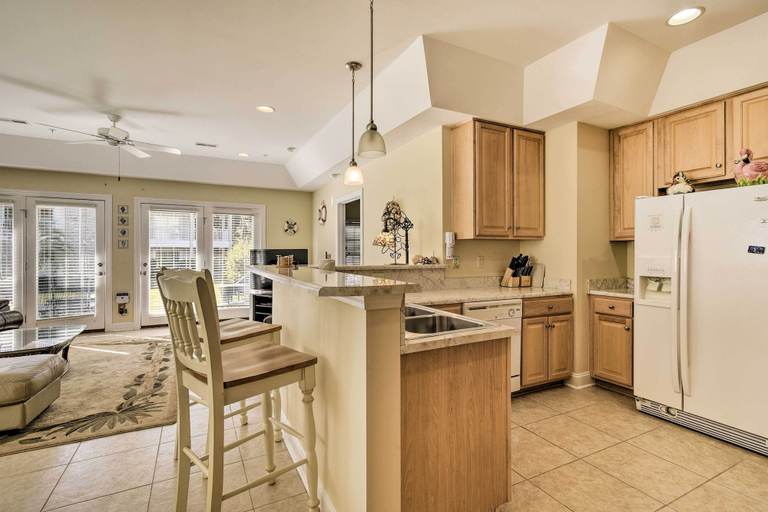 Others 5, Stunning Sunset Beach Condo: 3 Mi to Beach!, Brunswick