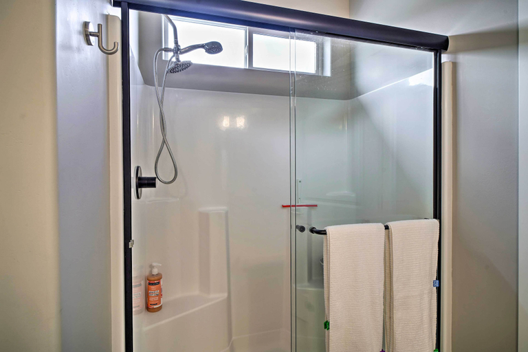 Bathroom, Modern Medford Escape ~ 3 Mi to Downtown!, Jackson