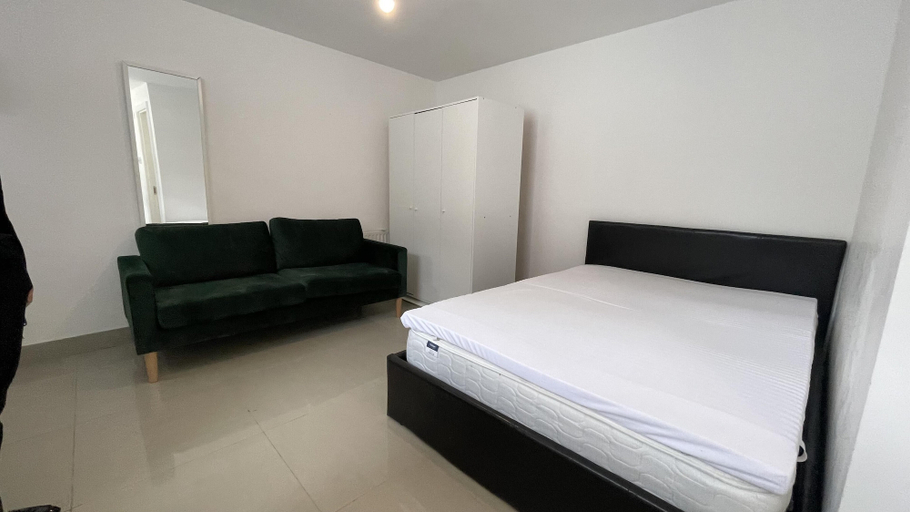 Room 3, Immaculate 1-bed Studio in London, London