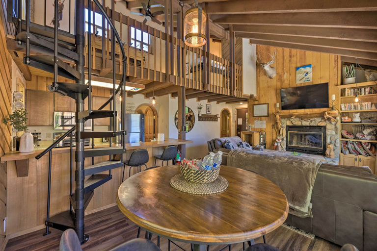 Food & Drinks 5, Brian Head Condo with Deck and View - Walk to Ski Lift, Iron
