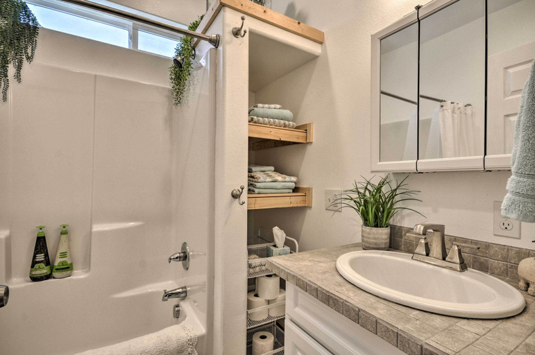 Bathroom 4, Floating Home on Columbia River w/ Provided Kayaks, Clark