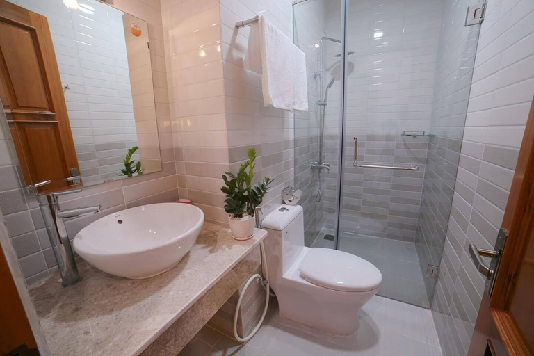 Bathroom, Nha Nghi Anh Tuan, Long Biên