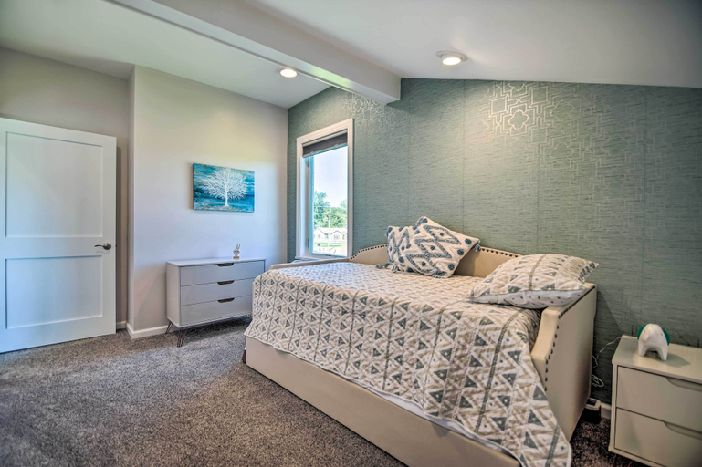 Bedroom 3, Home on Fox River: Modern Decor Style!, McHenry