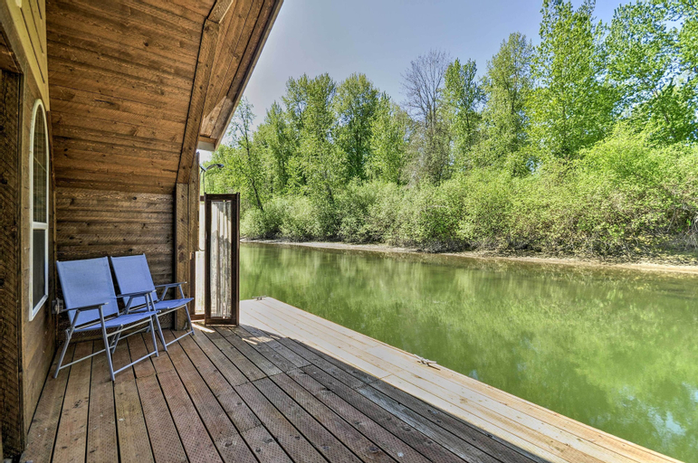 Floating Home on Columbia River with Provided Kayaks, Clark