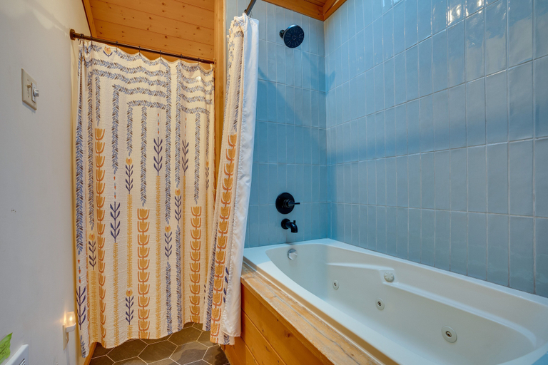Bathroom 3, Leavenworth Cabin w/ Private Hot Tub!, Chelan