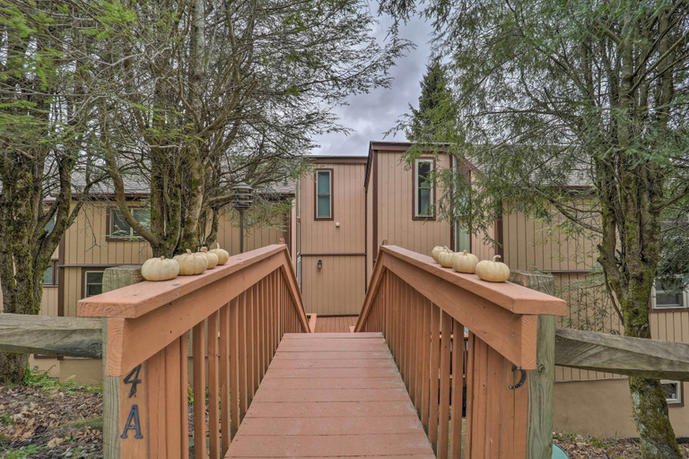 Exterior & Views, Cozy Beech Mountain Condo w/ Fireplace & Deck, Watauga