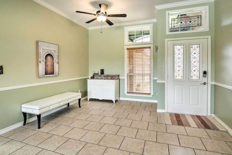 Others 4, Hot Tub, Pool, & Fire Pit! Solar-Powered Hutto Gem, Williamson