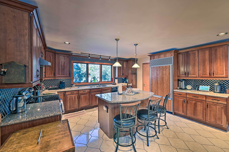 Food & Drinks 5, Ultimate Mountain Home w/ Hot Tub!, Greene