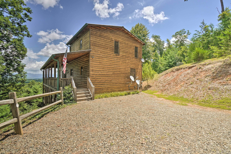 Exterior & Views, Hiwassee Hideaway' Cabin w/ Mountain Views!, Cherokee