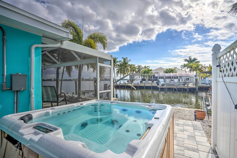 Sport & Beauty, Waterfront Matlacha Home w/ Hot Tub & Grill!, Lee