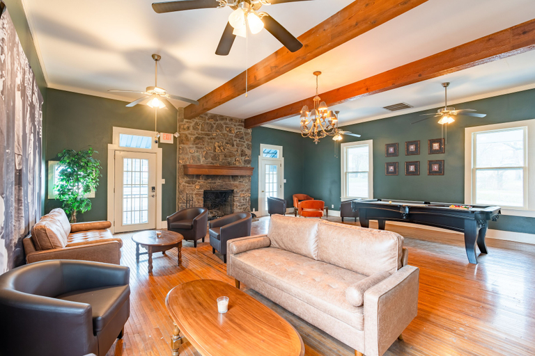 Others 5, Heber Historic Inn, Cleburne
