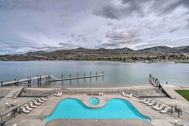 Sport & Beauty 3, Beautiful Condo w/ Balcony on Lake Chelan!, Chelan