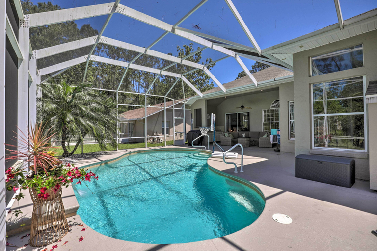 Sport & Beauty 2, Upscale Palm Coast Home w/ Pool: 7 Mi to Beaches!, Flagler