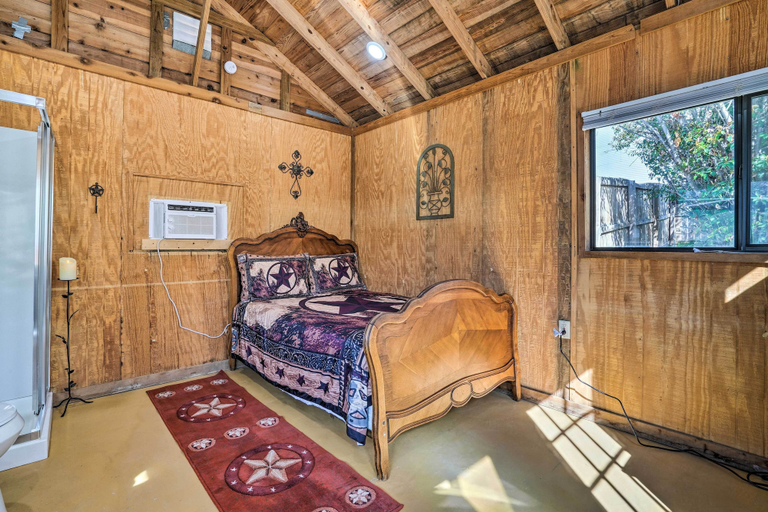 Bedroom 3, Waterfront Lake Dunlap Studio Cabin w/ Dock, Guadalupe