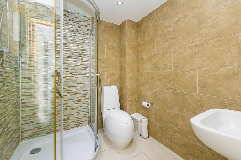 Bathroom 4, Edgware Hub, London