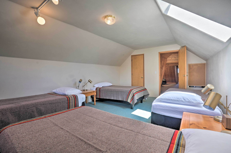 Bedroom 3, Bend Log Cabin w/ Cascade Mountain Views!, Deschutes